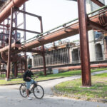 Das Bild zeigt einen Radfahrer auf dem Gelände Zollverein