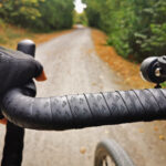 Das Foto zeigt ein Fahhrad unterhalb der Halde Hoppenbruch bei der Gravel.Trail.Tour durch die Brauker Alpen