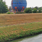 Das Foto zeigt ein Kunstwerk entlang des Emscher-Weges auf der Gravel.Trail.Tour durch die Brauker Alpen