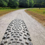 Das Foto zeigt einen Fahrradreifen in einem Park bei der Gravel.Trail.Tour durch die Brauker Alpen