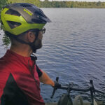 Das Foto zeigt Jochen am Ewaldsee auf der Gravel.Trail.Tour durch die Brauker Alpen