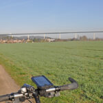 Das Foto zeigt ein Fahrrad vor der Autobahnbrücke der A52 als spektakulärer Blickfang das radrevier.ruhr im Ruhrtal.