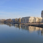 Das Foto zeigt die Ruhr in Mülheim an der Ruhr mit einigen Häusern am Wegesrand.