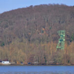 Das Foto zeigt den sich auf der gegenüberliegenden Uferseite des Baldeneysees in Essen befindenden Zechenturm Karl Funke.