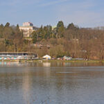 Das Foto zeigt vom Ufer des Baldeneysees in Essen aus die weltbekannte Villa Hügel der Familie Krupp.